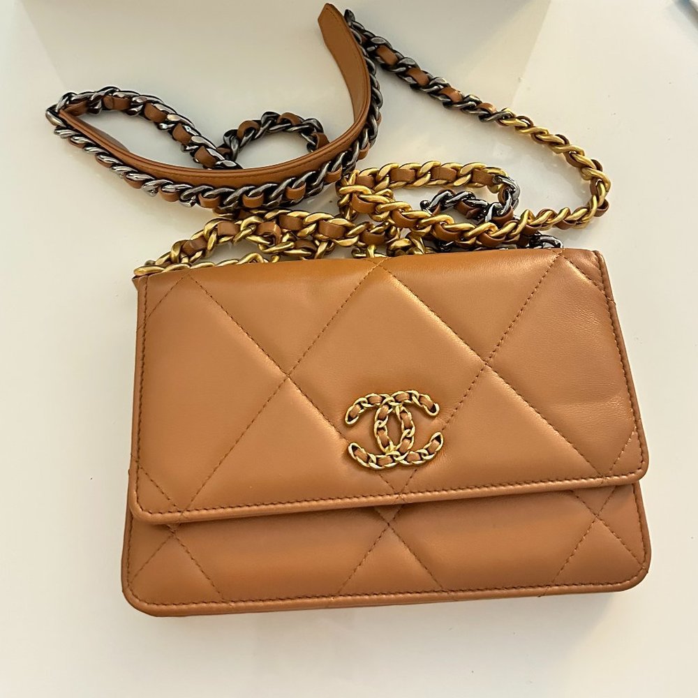 Chanel  Lambskin 19 Wallet On Chain